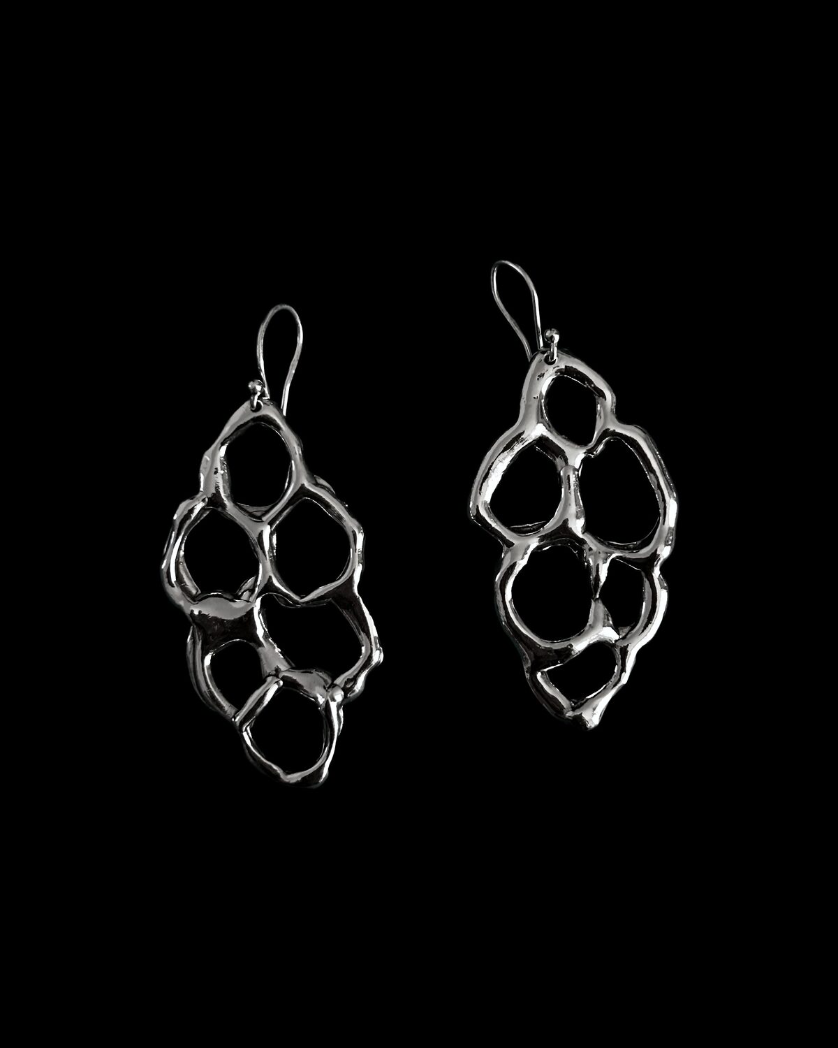 The Alvéole earrings, a lattice of open silver cells