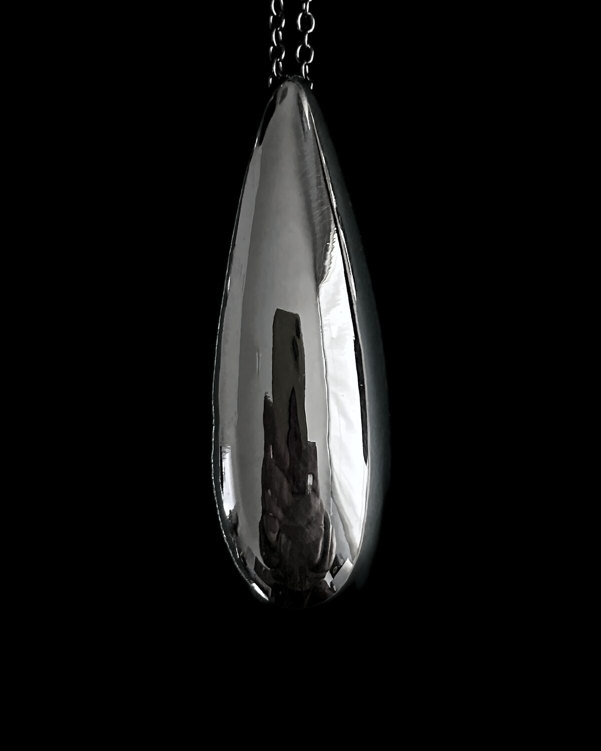 The large Larme pendant, a mirror-polished drop on a fine chain