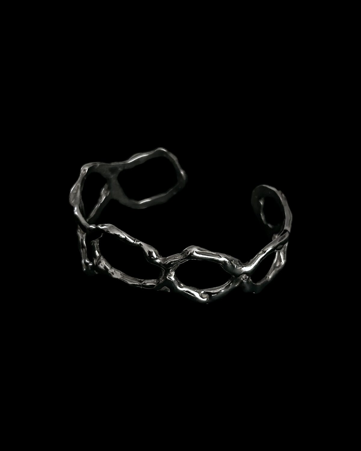 The Alvéole cuff, an open lattice around the wrist