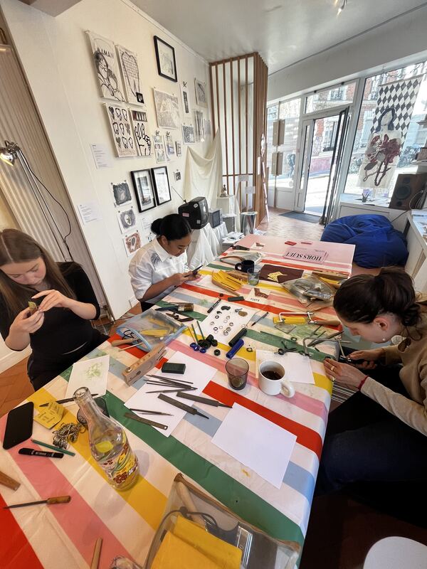 A workshop at Galerie Hors Sujet, everyone carving around one long table